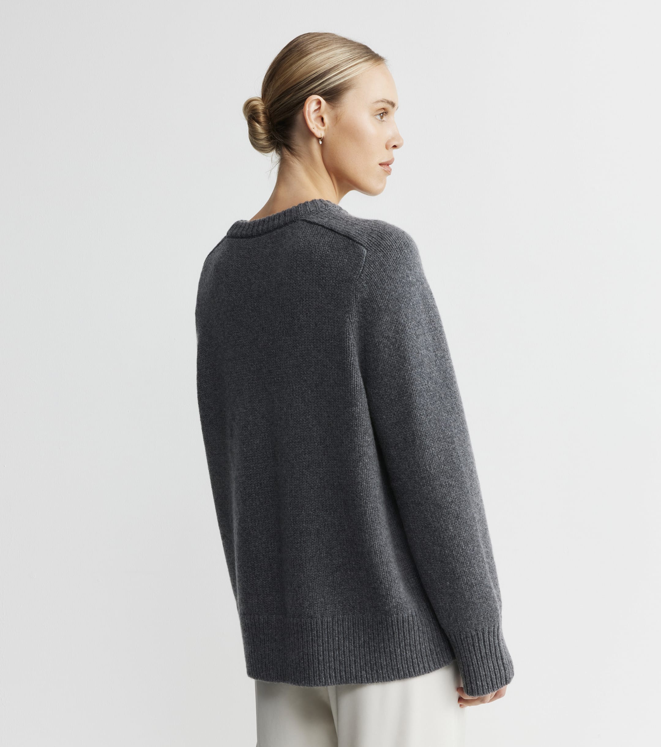 Luxe Cashmere Saddle Crew Sweater - Graphite