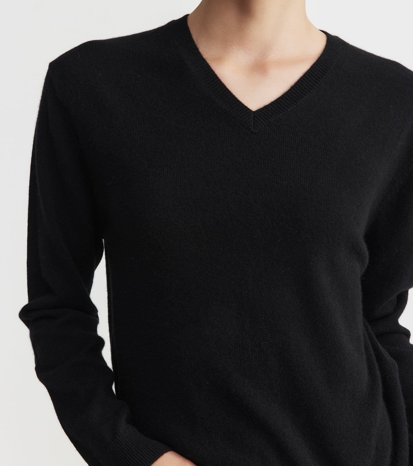 Signature Cashmere V-Neck - Black