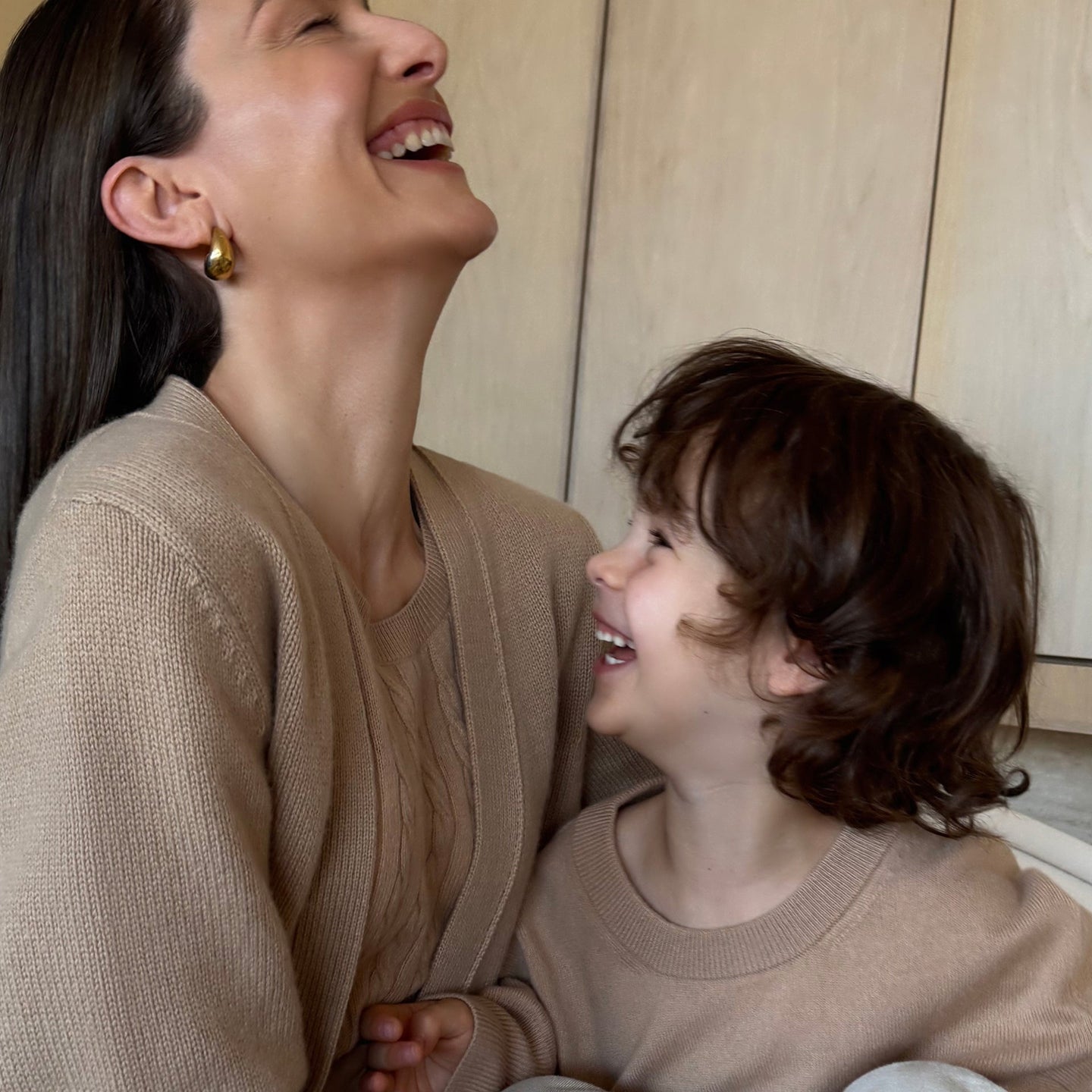 The Timeless Appeal of Camel Cashmere: Why It’s an Essential in Every Wardrobe