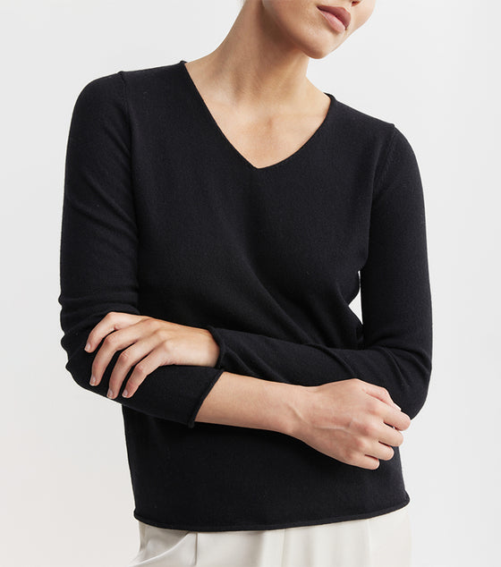 Essential Cashmere V Sweater - Black