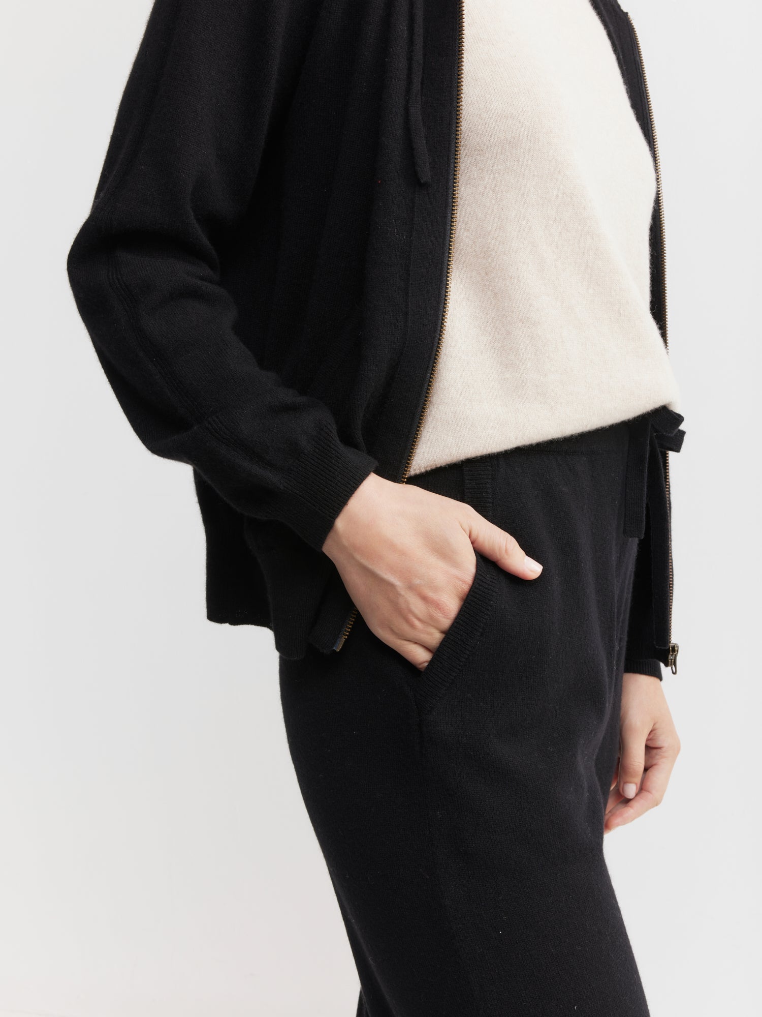Essential Cashmere Jogger - Black