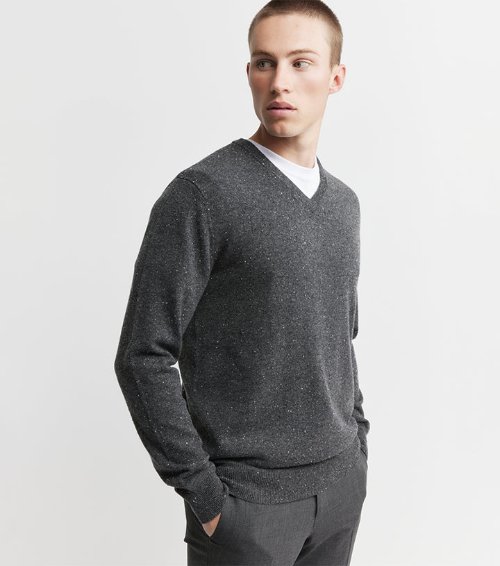 Mens Essential Cashmere V Sweater - Charcoal Donegal