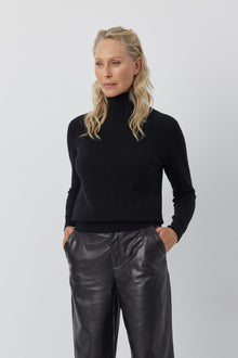  Essential Cashmere Roll Neck - Black