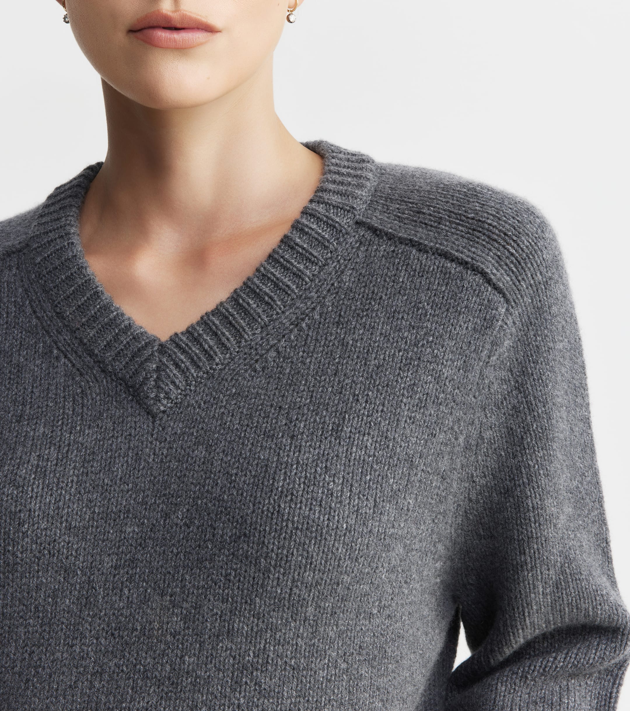 Luxe Cashmere Saddle V Sweater - Graphite
