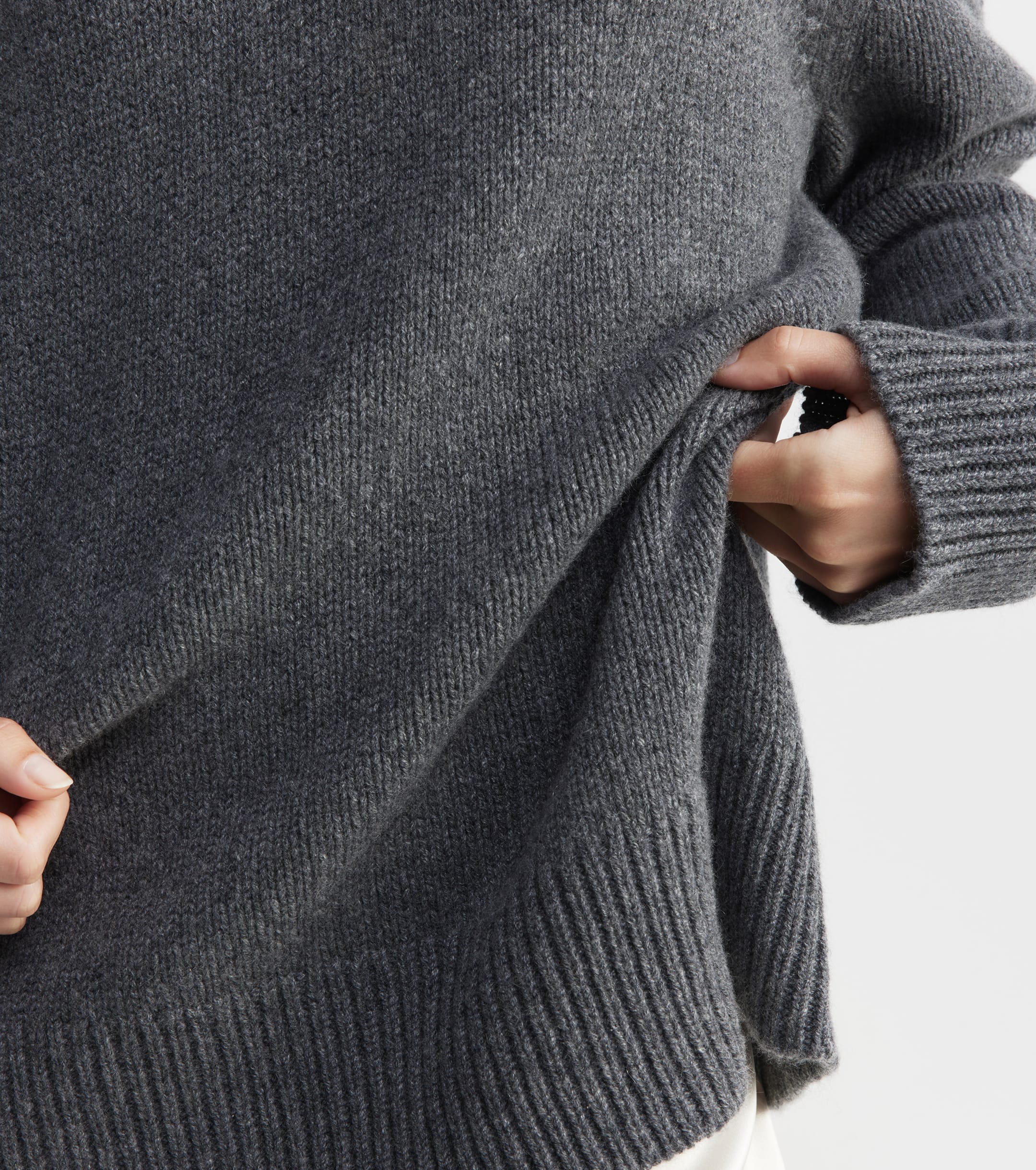 Luxe Cashmere Saddle V Sweater - Graphite