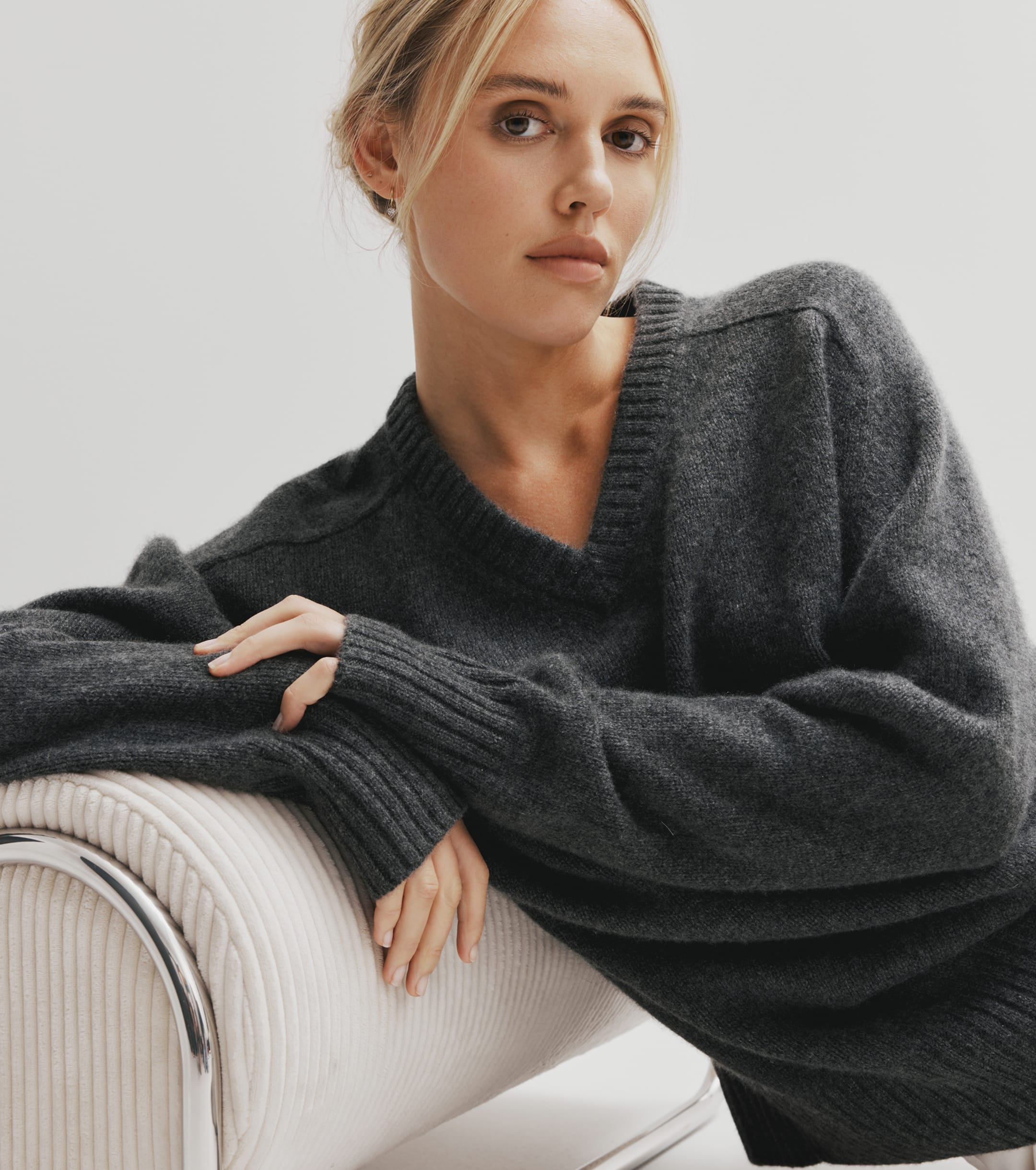 Luxe Cashmere Saddle V Sweater - Graphite