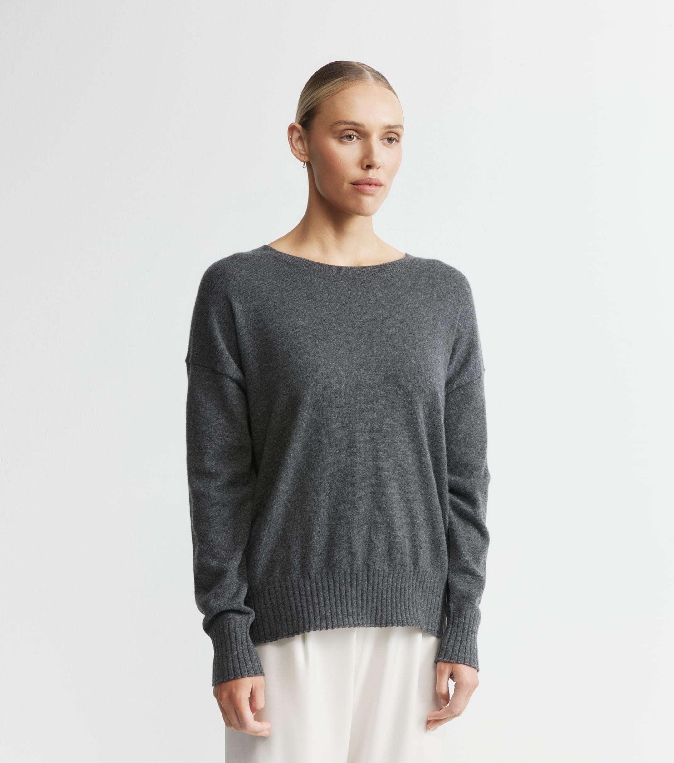 Essential Cashmere Relaxed Crew Neck - Graphite
