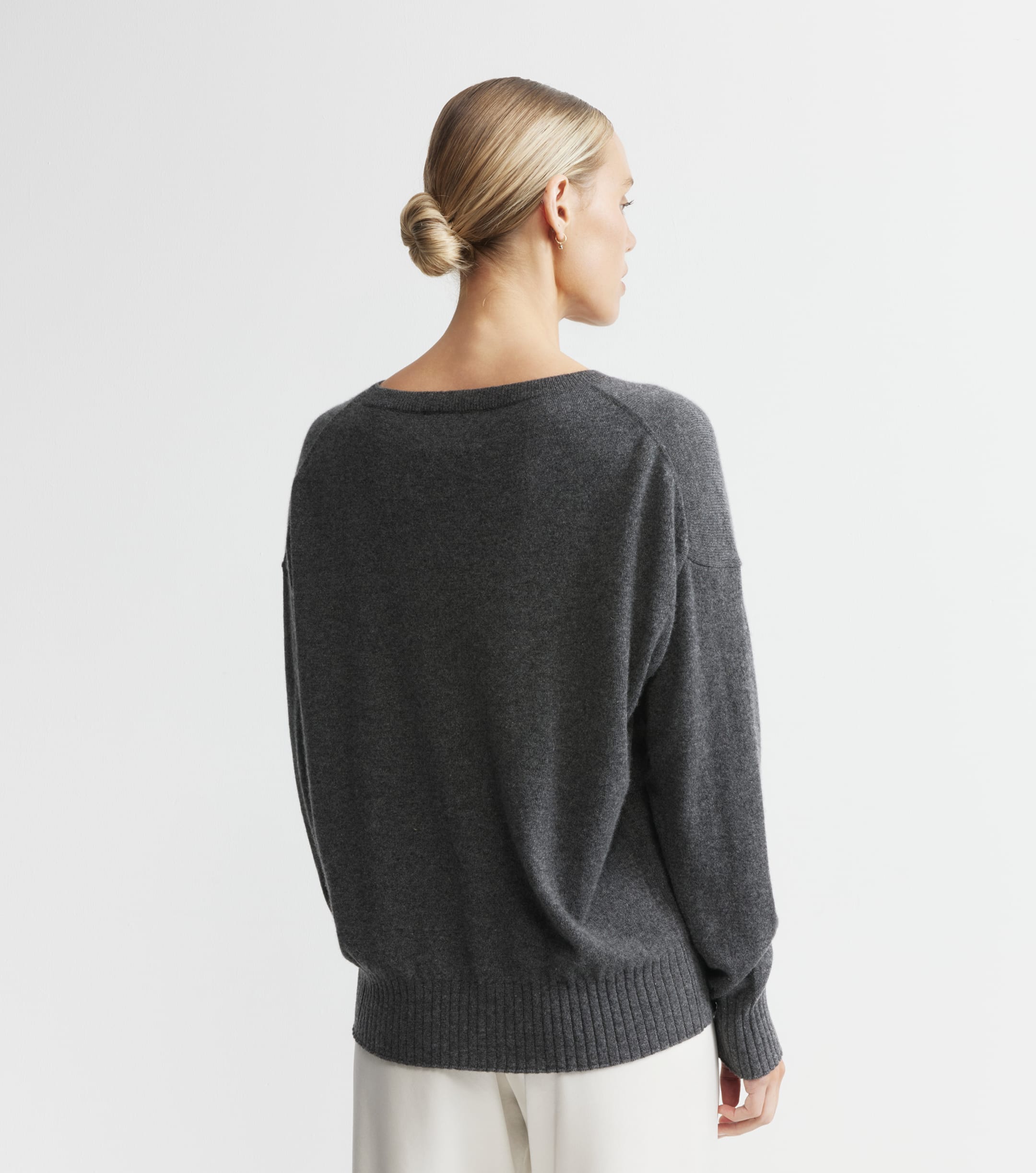 Essential Cashmere Relaxed Crew Neck - Graphite