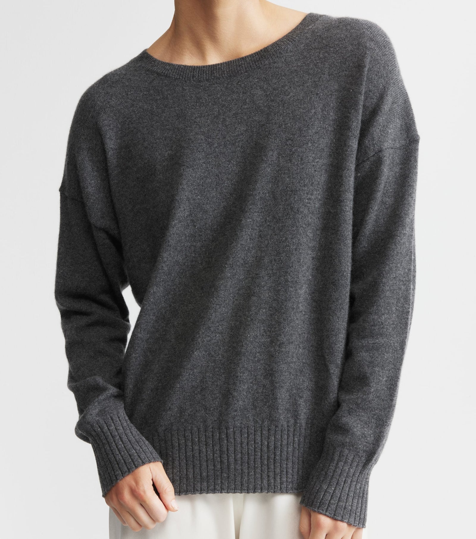 Essential Cashmere Relaxed Crew Neck - Graphite