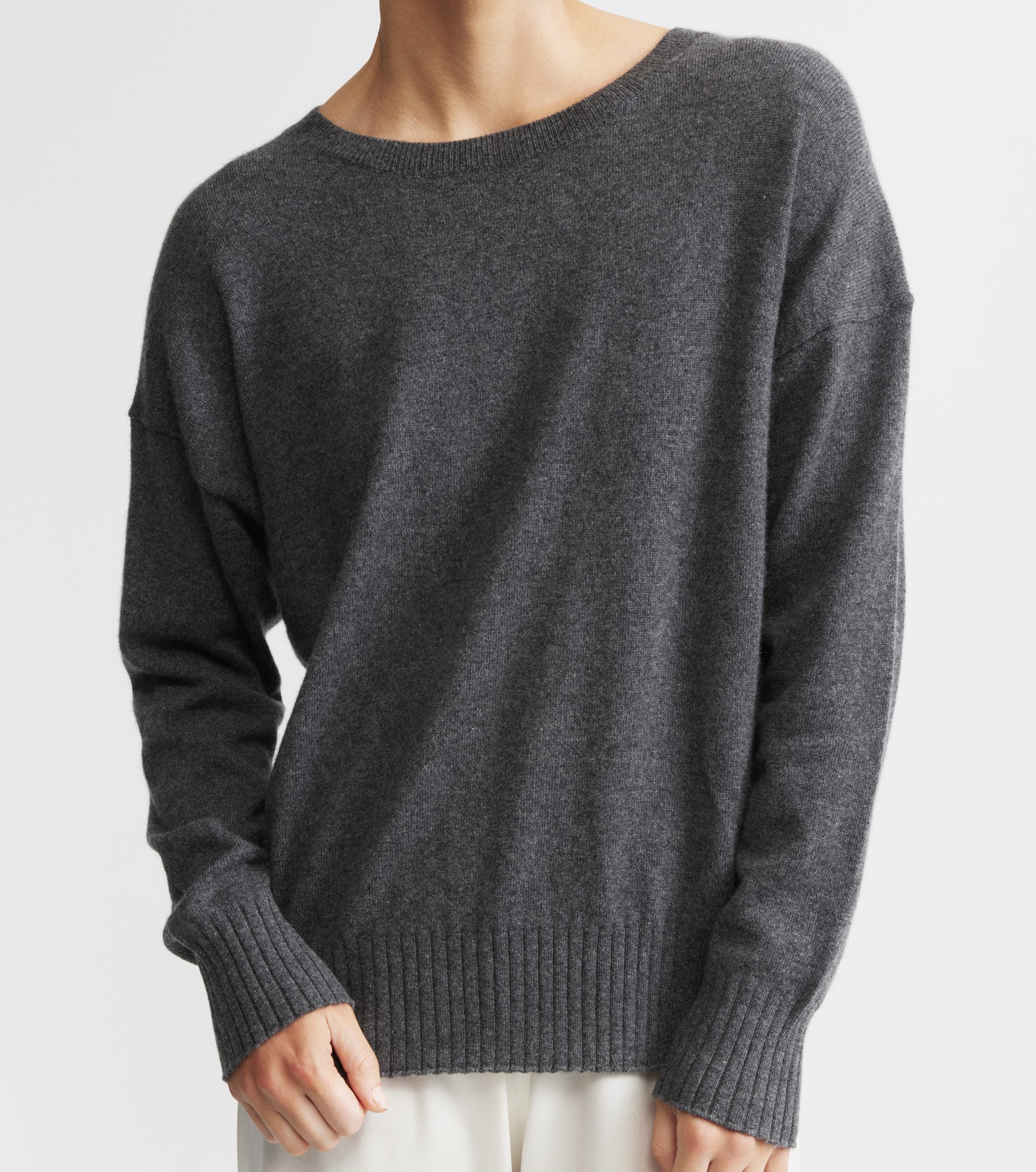 Essential Cashmere Relaxed Crew Neck - Graphite