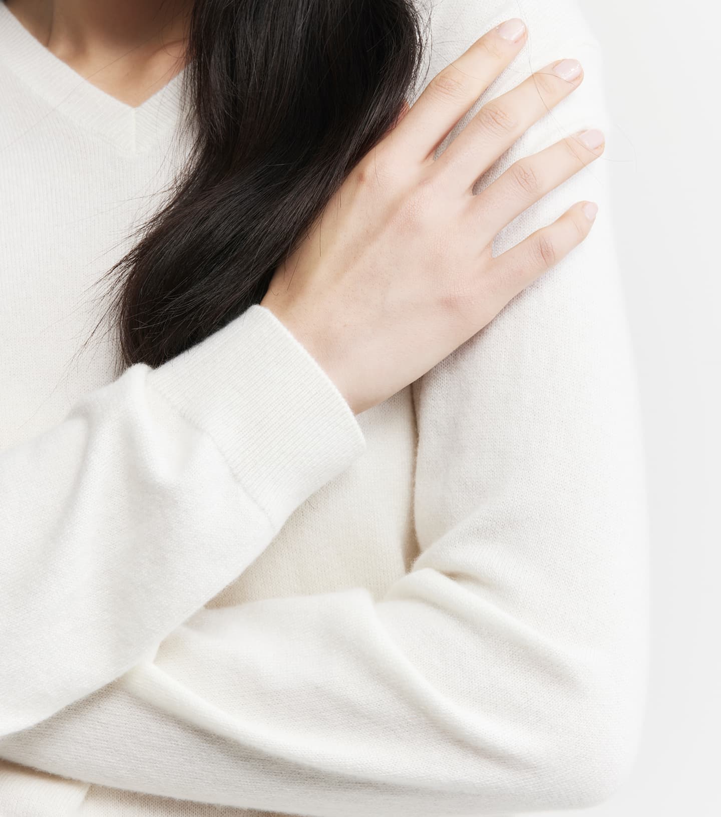 Signature Cashmere V-Neck - White