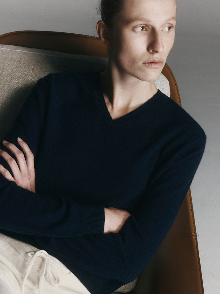 Signature Cashmere V-Neck - Black