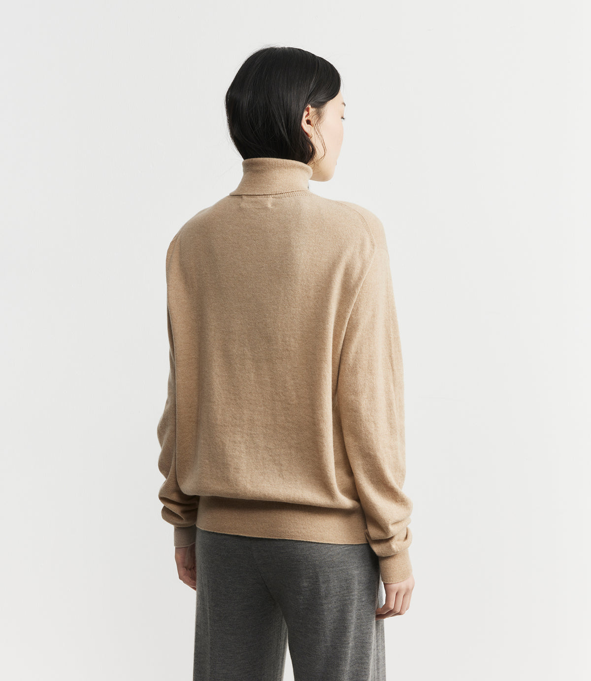 Signature Relaxed Cashmere Turtle Neck - Birch