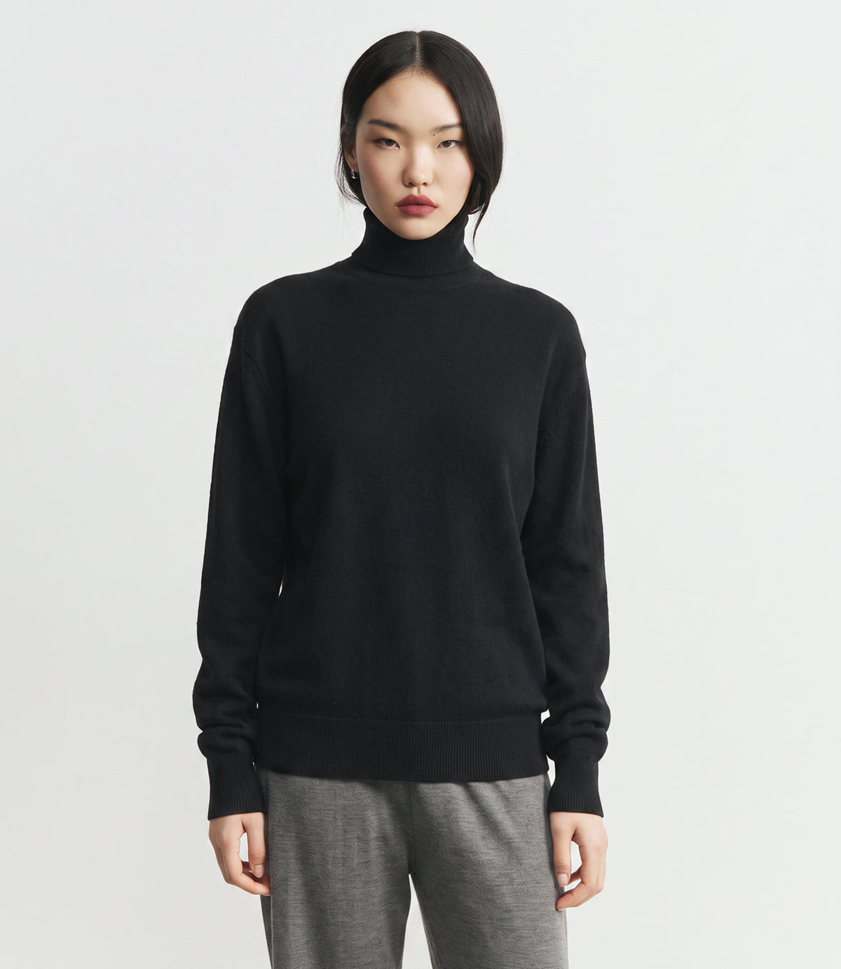 Signature Relaxed Cashmere Turtle Neck - Black