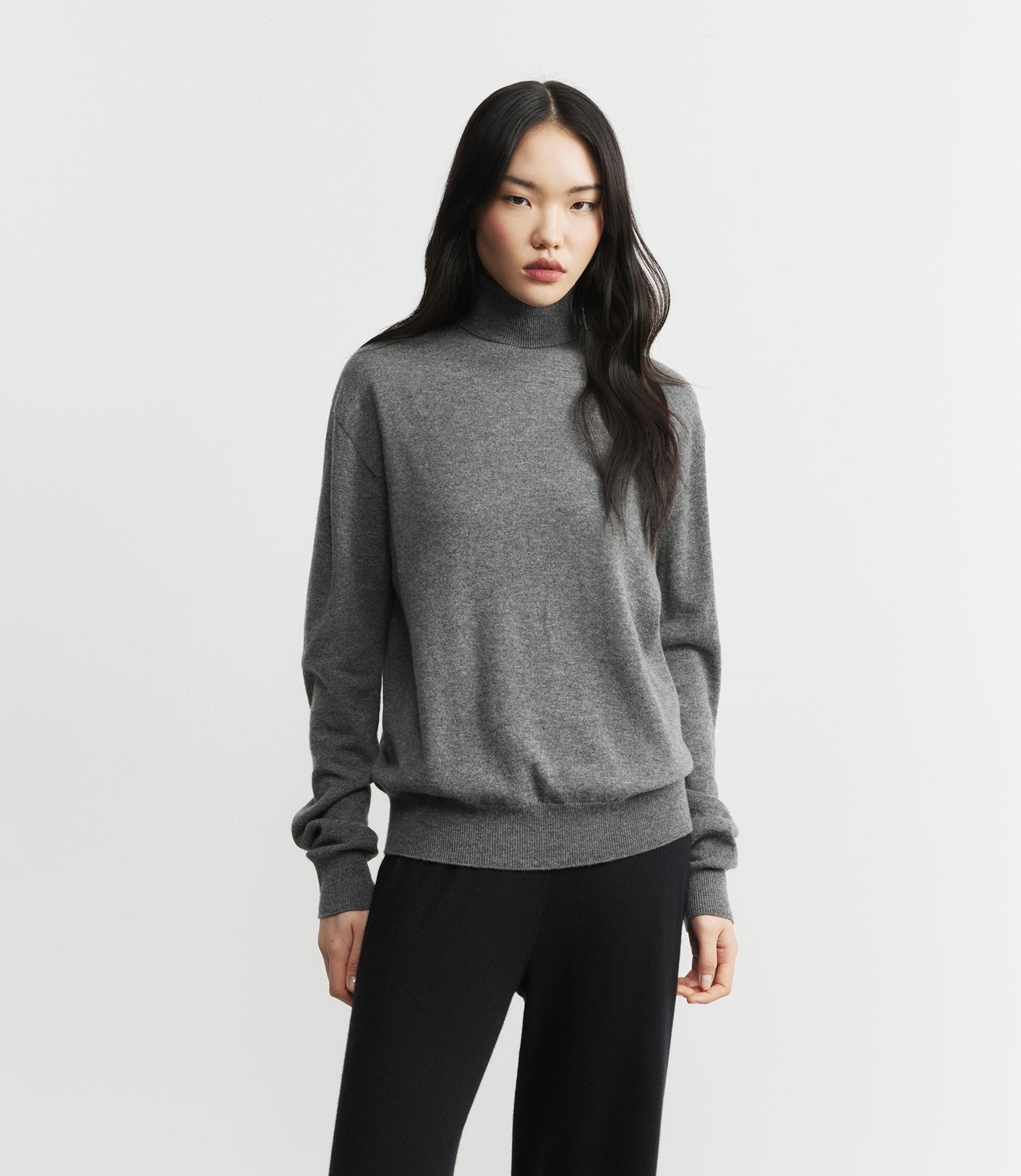 Signature Relaxed Cashmere Turtle Neck - Graphite