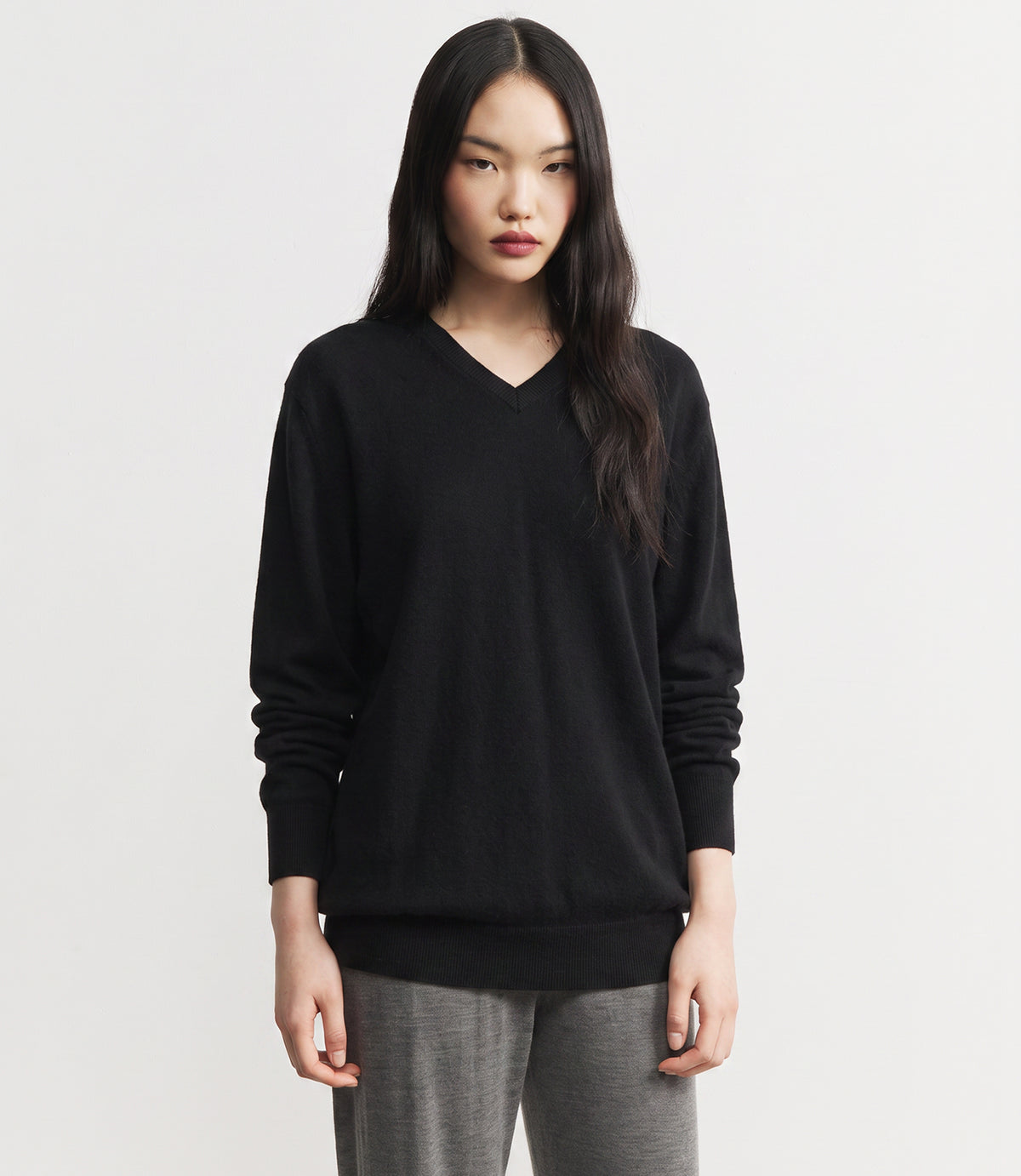 Signature Relaxed Cashmere V-Neck - Black