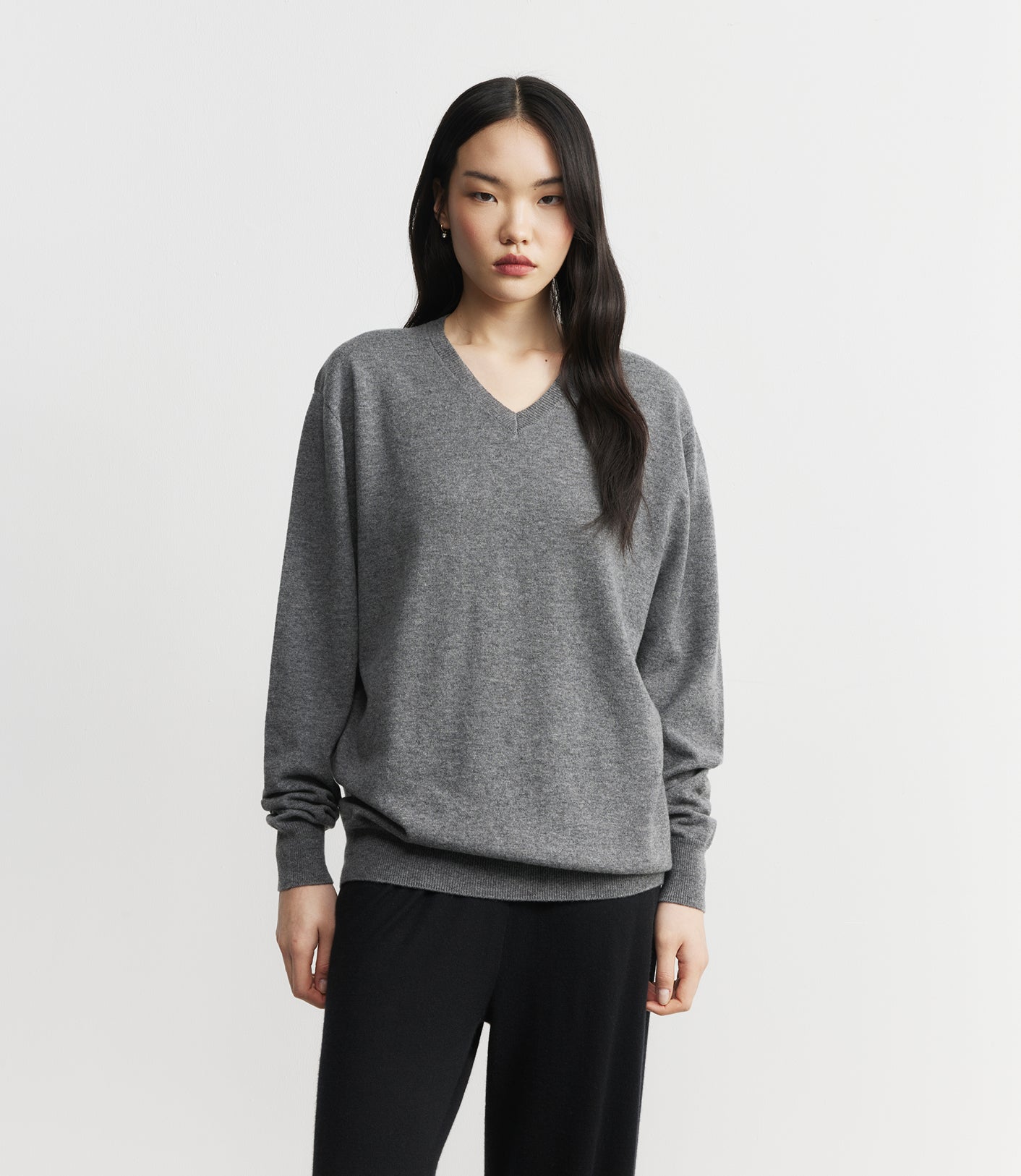 Signature Relaxed Cashmere V-Neck - Graphite