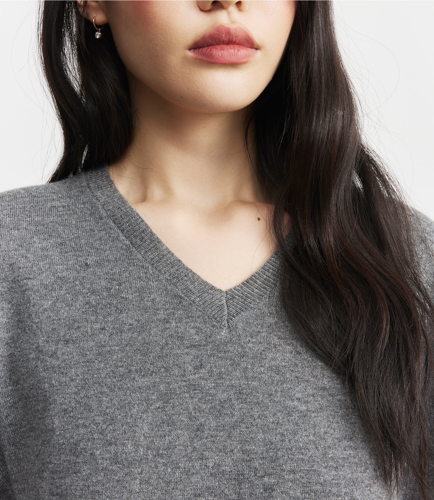 Signature Relaxed Cashmere V-Neck - Graphite
