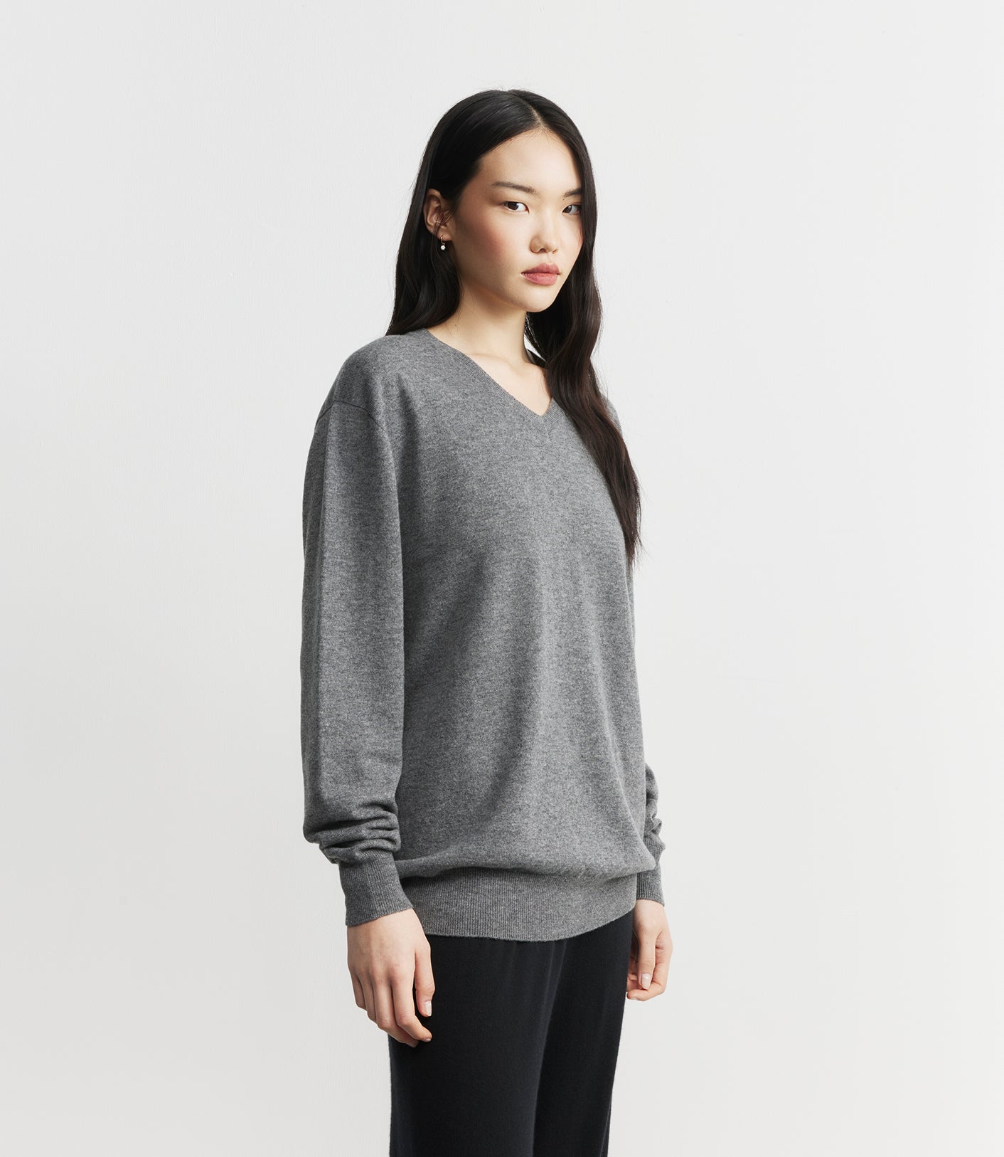 Signature Relaxed Cashmere V-Neck - Graphite