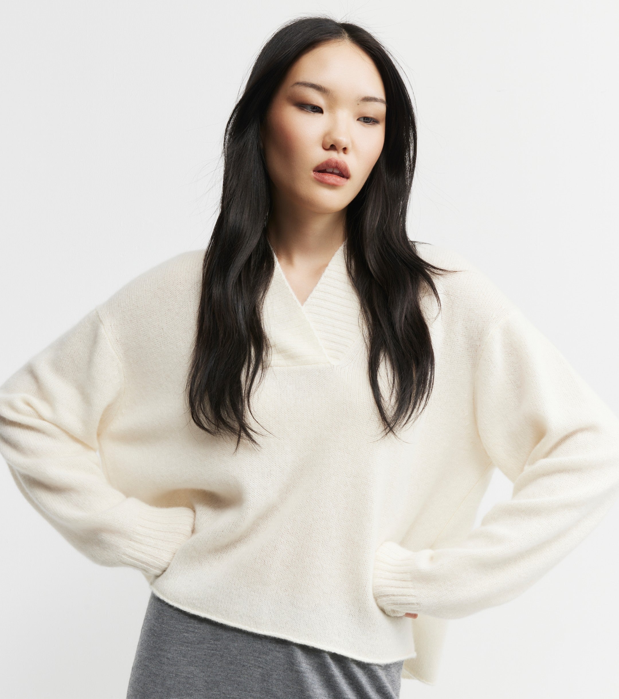 Featherweight Cashmere V - Cream